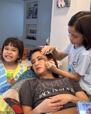 Jolina Magdangal Instagram - Bbuti nalang yung black liquid liner din ang ginamit at hindi pentel pen!!!! 🤣🤣🤣🤣

#PeleSerye #TeleVika
