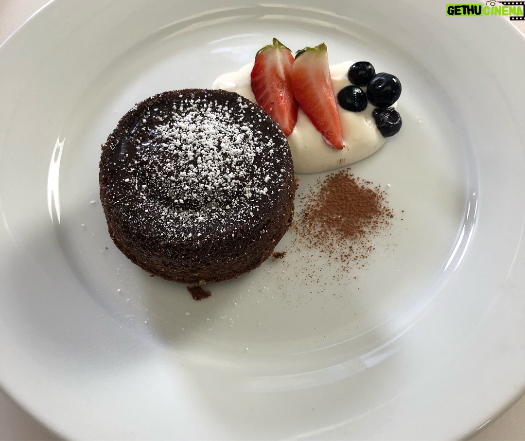 Jon Favreau Instagram - Lava cake bake @ridingshotgunla @bingingwithbabish