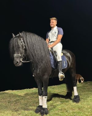 Jon Vlogs Instagram - A cada dia mais próximo de largar tudo e ir pra fazenda criar meus cavalos 😂