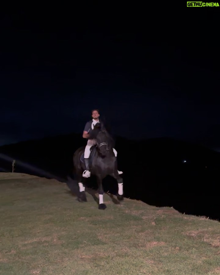Jon Vlogs Instagram - A cada dia mais próximo de largar tudo e ir pra fazenda criar meus cavalos 😂