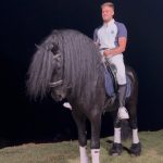 Jon Vlogs Instagram - A cada dia mais próximo de largar tudo e ir pra fazenda criar meus cavalos 😂