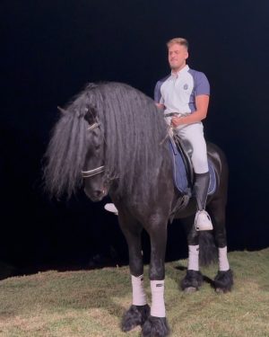Jon Vlogs Instagram - A cada dia mais próximo de largar tudo e ir pra fazenda criar meus cavalos 😂