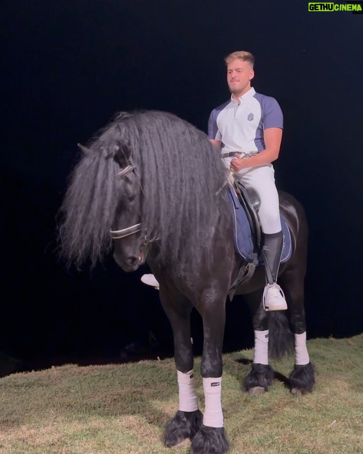 Jon Vlogs - 542.8K Likes - A cada dia mais próximo de largar tudo e ir pra fazenda criar meus cavalos 😂