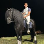 Jon Vlogs Instagram - A cada dia mais próximo de largar tudo e ir pra fazenda criar meus cavalos 😂