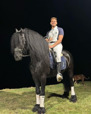 Jon Vlogs Instagram - A cada dia mais próximo de largar tudo e ir pra fazenda criar meus cavalos 😂