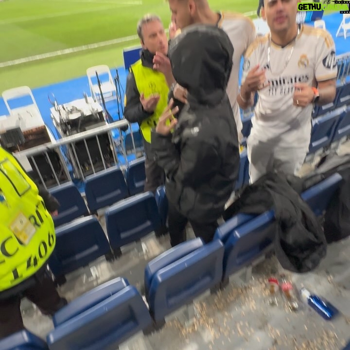 Jon Vlogs - 1.1 Million Likes - Rapaz não deixaram nos tira uma foto no camp nou