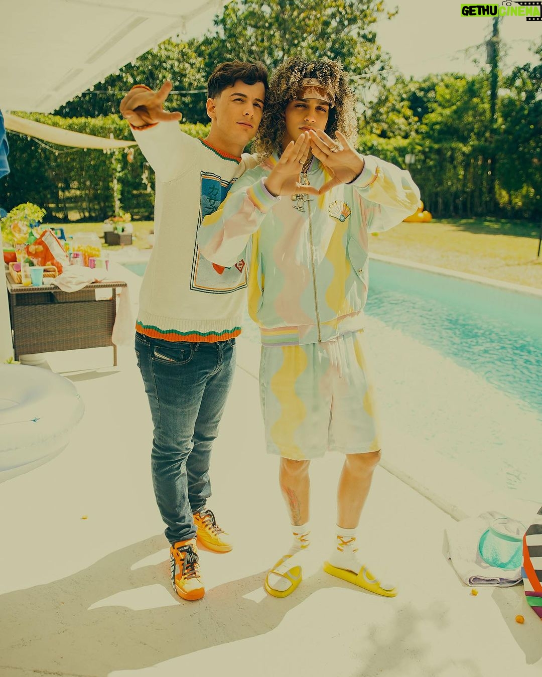 Jon Z Instagram - #LaParrandaRemix VIDEO OUT NOW! 🍾LINK EN MI BIO 👆🏽 @guaynaa @blessd #LocoHumildeyReal ESTILISMO: @ivettevirginia EL TEMA SALE EL VIERNES POR TODAS LAS PLATAFORMAS! Loco, humilde y real