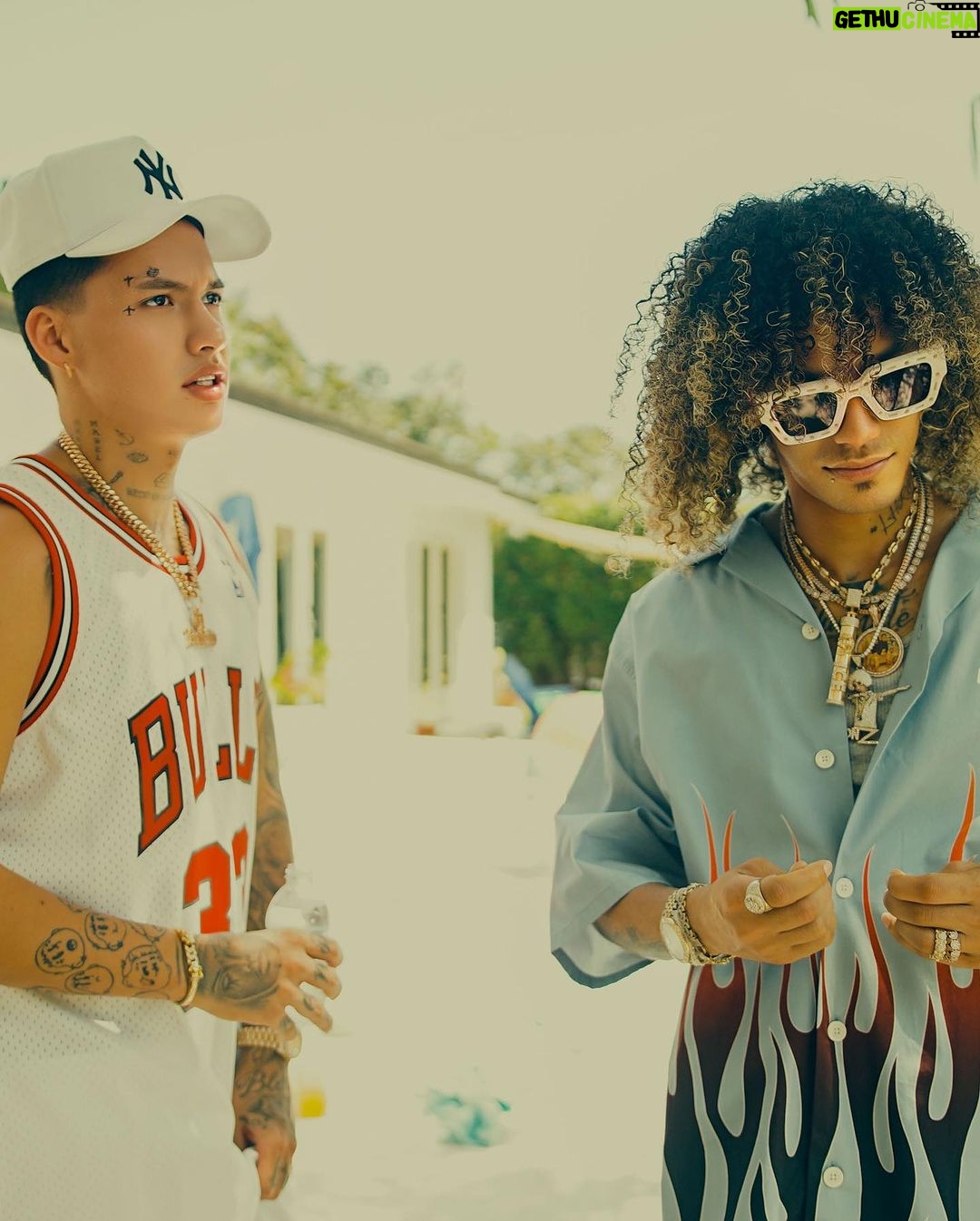 Jon Z Instagram - #LaParrandaRemix VIDEO OUT NOW! 🍾LINK EN MI BIO 👆🏽 @guaynaa @blessd #LocoHumildeyReal ESTILISMO: @ivettevirginia EL TEMA SALE EL VIERNES POR TODAS LAS PLATAFORMAS! Loco, humilde y real