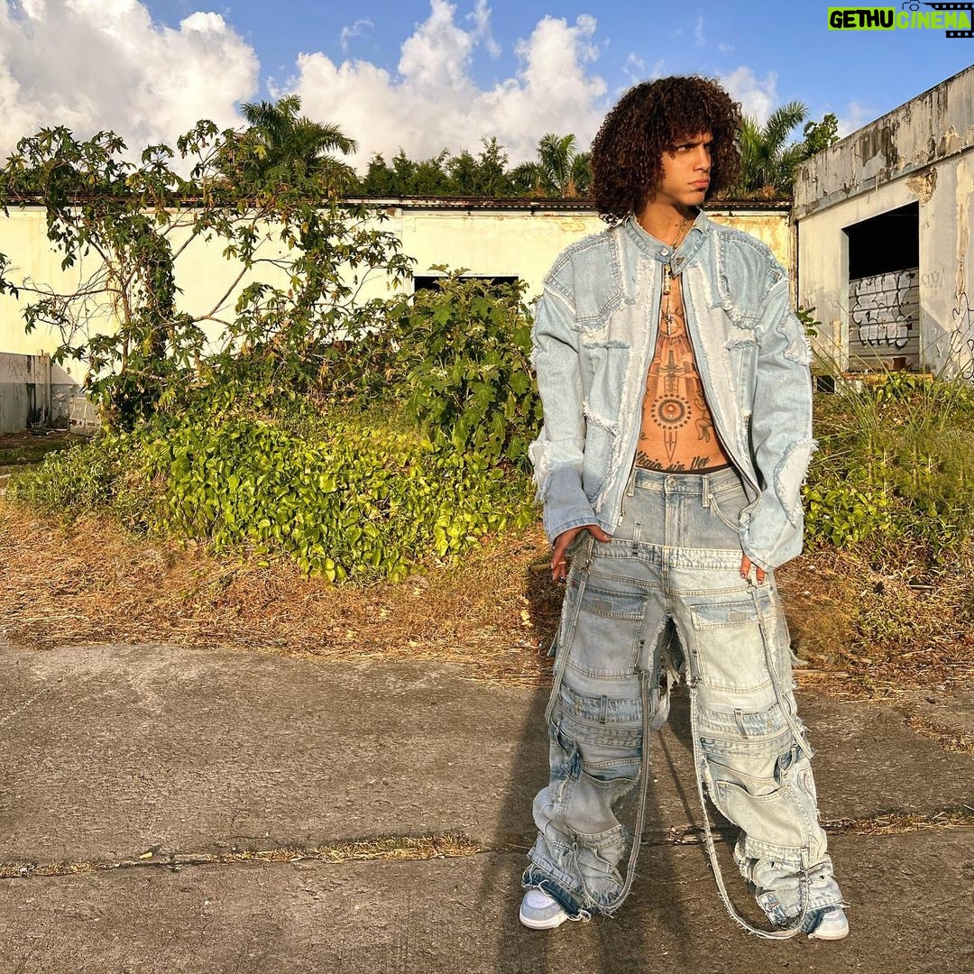 Jon Z Instagram - Digas lo que digas eres lo que haces. @octaviowest #LocoHumildeYRealTheAlbum 🔜💿 Loco, humilde y real