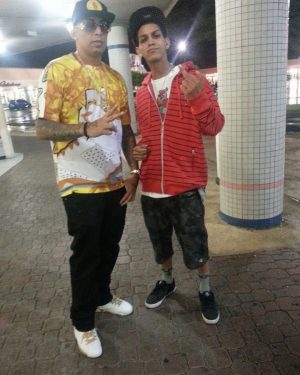 Jon Z Instagram - Feliz cumpleaños a una de mis inspiraciones en la música y en la vida @nengoflowofficial DE SER MI RAPERO FAVORITO A SER MI AMIGO Y HACER MUSICA JUNTOS 🥹ESTOY BENDECIDO 🥲 PRIMERA FOTO ES ANTES DE PEGARME EN LA MÚSICA LAS OTRAS YA USTEDES SABEN! #locohumildeyrealg4life 🤜🏽🤛🏽