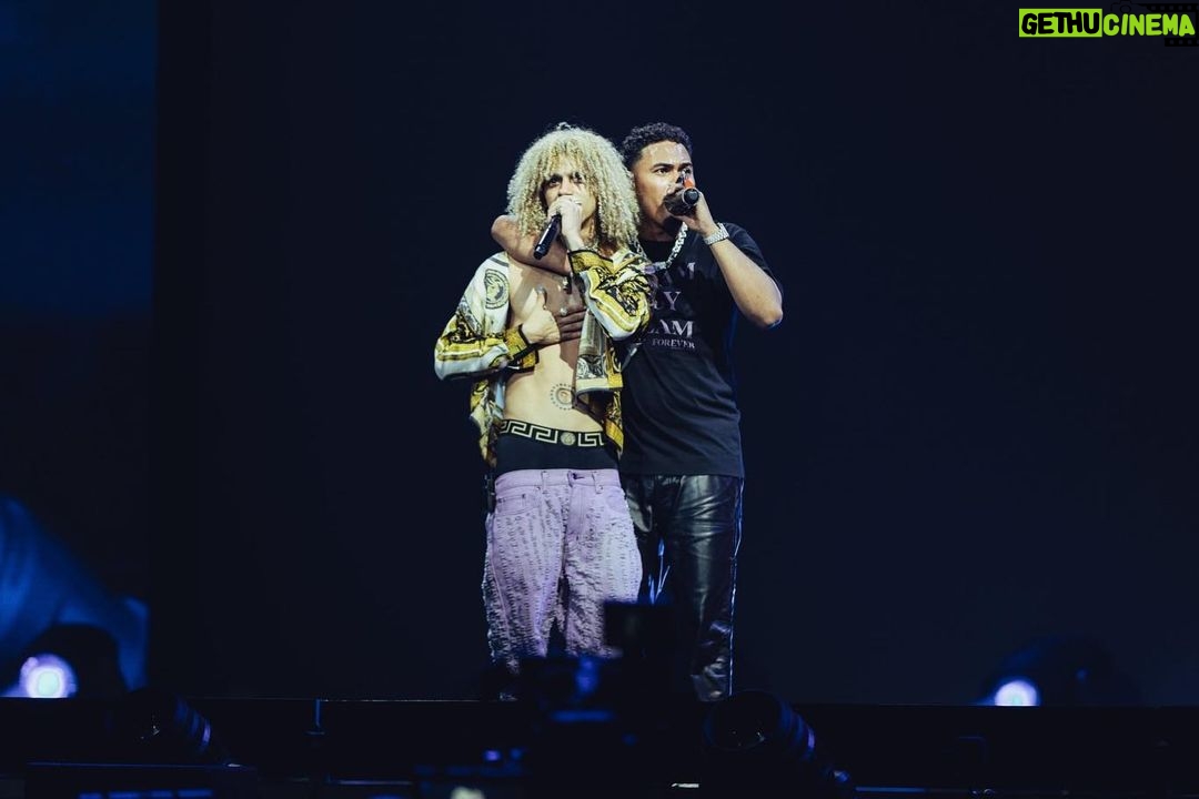Jon Z Instagram - JONATHAN Y MICHAEL 🤜🏽🤛🏾@myketowers TUS LOGROS SON MÍOS 🙏🏽 #YoungKingz #LocoHumildeYReal 📸 @mnikon Coliseo de Puerto Rico, José Miguel Agrelot
