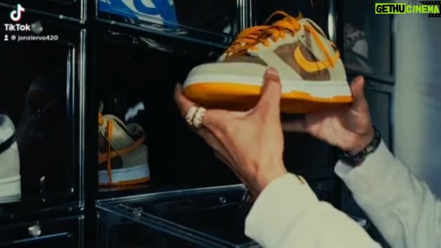 Jon Z Instagram - Te gustan las dunks? 😍 Dímelo @nester_alfonso #Guaracha #ProyectoZ OUT NOW! Juncos, Puerto Rico
