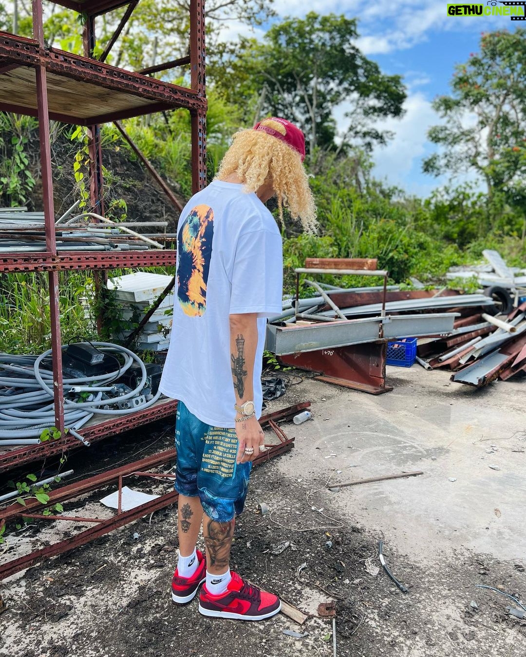Jon Z Instagram - El amor te pones mas lindo? 🥰 #ProyectoZ 🌊🏄🏽♂️