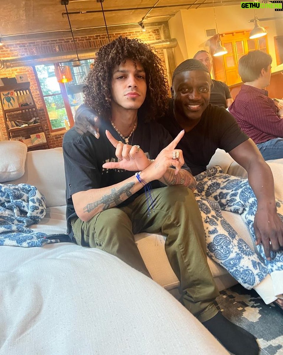 Jon Z Instagram - @akon #LocoHumildeYReal Loco, humilde y real