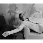 Jonathan Bailey Instagram - @omega X @vanityfairfrance 🖤 📸 @JacquesBurga ✍️ @valentine.s.u 👗 @jadziascott_ 📷 @angelinastoesz_ 💄 @clairegil_makeup 👩‍✈️ @studiokikiprod 🏠 @LaResidence_duVieuxPort Marseille, France