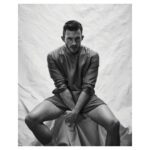 Jonathan Bailey Instagram - 🌘 @flauntmagazine . . . . 📸 @JasonHetheringtonStudio 👖 @MillerMode ft. @AmiParis 👨🏼‍🎤 @liztaw ✍️ @Aubrey_Writes #FlauntMagazine #BraveNewWorld