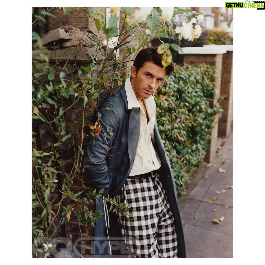 Jonathan Bailey Instagram - @GQ 🖤⚡️ . . . Thank you 📸 @ben.parks.studio 👖 @angelomitakos ✍️ @douglasgrnwd