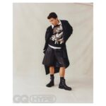 Jonathan Bailey Instagram - @GQ 🖤⚡️ . . . Thank you 📸 @ben.parks.studio 👖 @angelomitakos ✍️ @douglasgrnwd