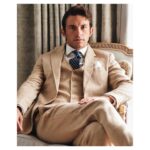 Jonathan Bailey Instagram - Ralph Lauren X Wimbledon Thank you @ralphlauren, @edward_enninful and @britishvogue for an ultimate celebration of my all time favourite sport and tournament. 🎾 🥃 🐶 📸 @eddhorder 👨🏻‍🎨 @rbpmstudio @poloralphlauren Claridge’s
