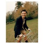 Jonathan Bailey Instagram - @dior for @eveningstandardmagazine Pt. 2 ✨🖤✨ 📸 @picpicpiczo 👗 @anish_kp ✍️ @lauracraik 🏰 @chiswick_house 💪🏼 @upfitnesslondon Chiswick House and Gardens