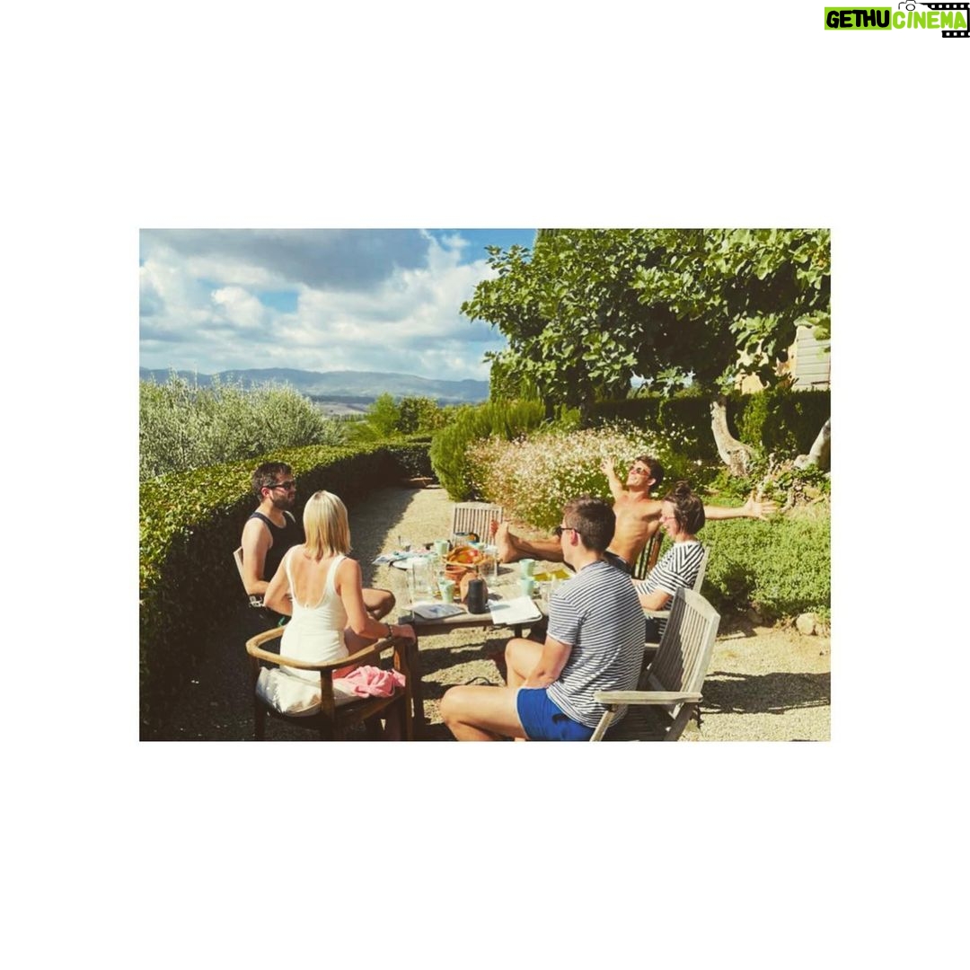 Jonathan Bailey Instagram - 🇮🇹 @_oliverstravels_