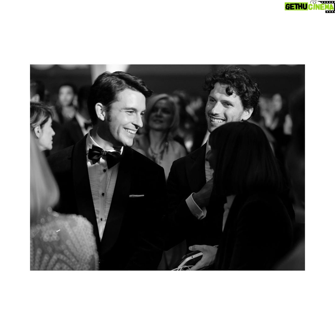 Jonathan Bailey Instagram - An honour to present hero @brunellocucinelli with Designer of the Year. Thank you @britishgq for a delicious evening. ✨🕺🏼 Tate Modern