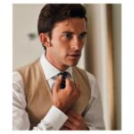 Jonathan Bailey Instagram - Ralph Lauren X Wimbledon Thank you @ralphlauren, @edward_enninful and @britishvogue for an ultimate celebration of my all time favourite sport and tournament. 🎾 🥃 🐶 📸 @eddhorder 👨🏻‍🎨 @rbpmstudio @poloralphlauren Claridge’s