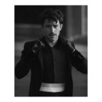 Jonathan Bailey Instagram - @lofficielhommesitalia 🌗 📸@jasonhetheringtonstudio 👨🏻 @liztaw 👖@gaultier_comme_jeanpaul ✍️ @manuelcampagna 📚@giampietrobaudo 🪄 @elliottfoote