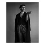 Jonathan Bailey Instagram - @lofficielhommesitalia 🌗 📸@jasonhetheringtonstudio 👨🏻 @liztaw 👖@gaultier_comme_jeanpaul ✍️ @manuelcampagna 📚@giampietrobaudo 🪄 @elliottfoote