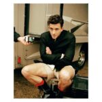 Jonathan Bailey Instagram - @dior for @eveningstandardmagazine Pt. 2 ✨🖤✨ 📸 @picpicpiczo 👗 @anish_kp ✍️ @lauracraik 🏰 @chiswick_house 💪🏼 @upfitnesslondon Chiswick House and Gardens