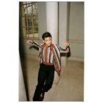 Jonathan Bailey Instagram - @dior for @eveningstandardmagazine ✨🖤✨ ‘Bit of a spoiler for season two - I’ve had a light perm’ 🐝 📸 @picpicpiczo 👗 @anish_kp ✍️ @lauracraik 🏰 @chiswick_house 💪🏼 @upfitnesslondon Chiswick House and Gardens
