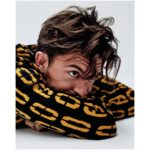 Jonathan Bailey Instagram - Wearing @fendi for @_manabouttownuk . 📸 : @smiggi 👖 : @kieranfenney 👨🏼‍🎤: @theBradyLea 👩🏻‍🎤: @MelodyChantlermua 😎: @HuwGwyther