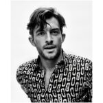 Jonathan Bailey Instagram - Wearing @fendi for @_manabouttownuk . 📸 : @smiggi 👖 : @kieranfenney 👨🏼‍🎤: @theBradyLea 👩🏻‍🎤: @MelodyChantlermua 😎: @HuwGwyther