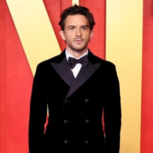 Jonathan Bailey Instagram - @vanityfair 🎈
#VFoscars