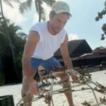 Jonathan Bailey Instagram - Replanting coral in the Indian Ocean. With hero Shameem. SUPREME. More 🪸= more 🐠 + 🐢 + 🐡+ 🦈 + 🥰 💙 @joalimaldives JOALI Maldives