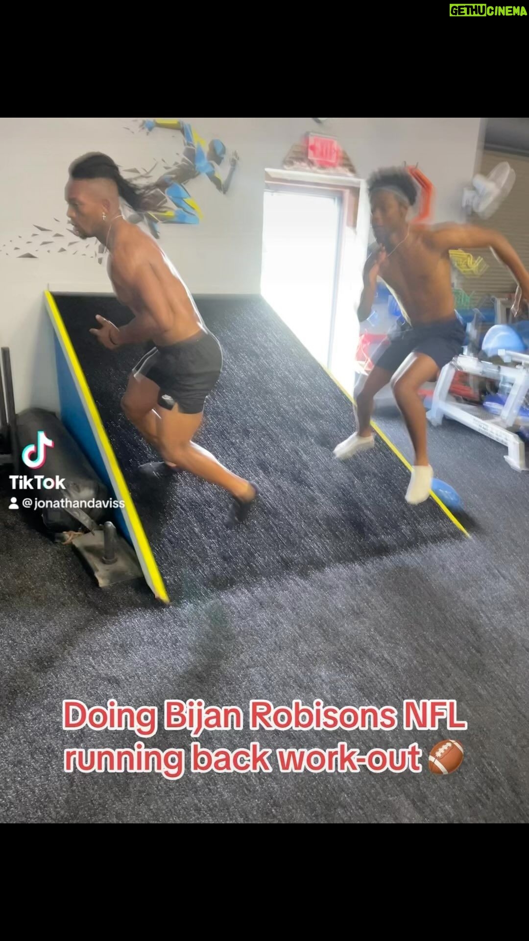 Jonathan Daviss Instagram - Thank you @fastathleticperformance for getting me and @bijan_robinson right!