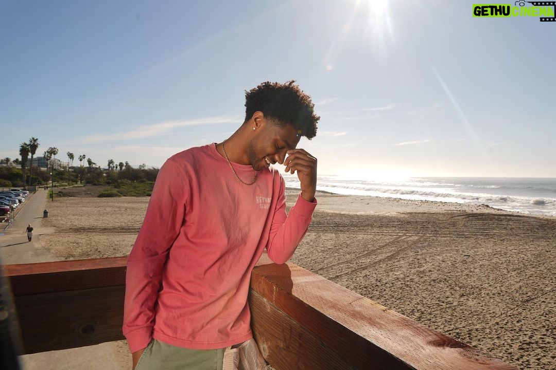 Jonathan Daviss Instagram - Sun shining on the new @americaneagle x @obx collection from the beach to the next adventure #aepartner #obx3