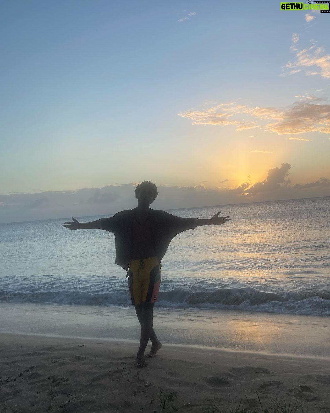 Jonathan Daviss - 502.9K Likes - 2022 has been a weird year for me. I feel like it’s been a year of intense emotional growth. I’ve learned a lot about myself this year. Some things I like and some things I’m definitely trying to leave in 2022. I want to go into this next year challenging myself to do better and be better. I’m so thankful for all the amazing people who are in my life. My motivation.
Here’s my first photo-dump much love y’all