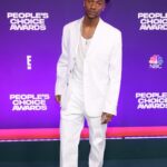 Jonathan Daviss Instagram - All white everything for the @peopleschoice fit, featuring @boss #thisisboss Jewelry: @davidyurman Styling: @natasha.colvin Hair: @_hollywoodb_ Makeup: @dannidoesit