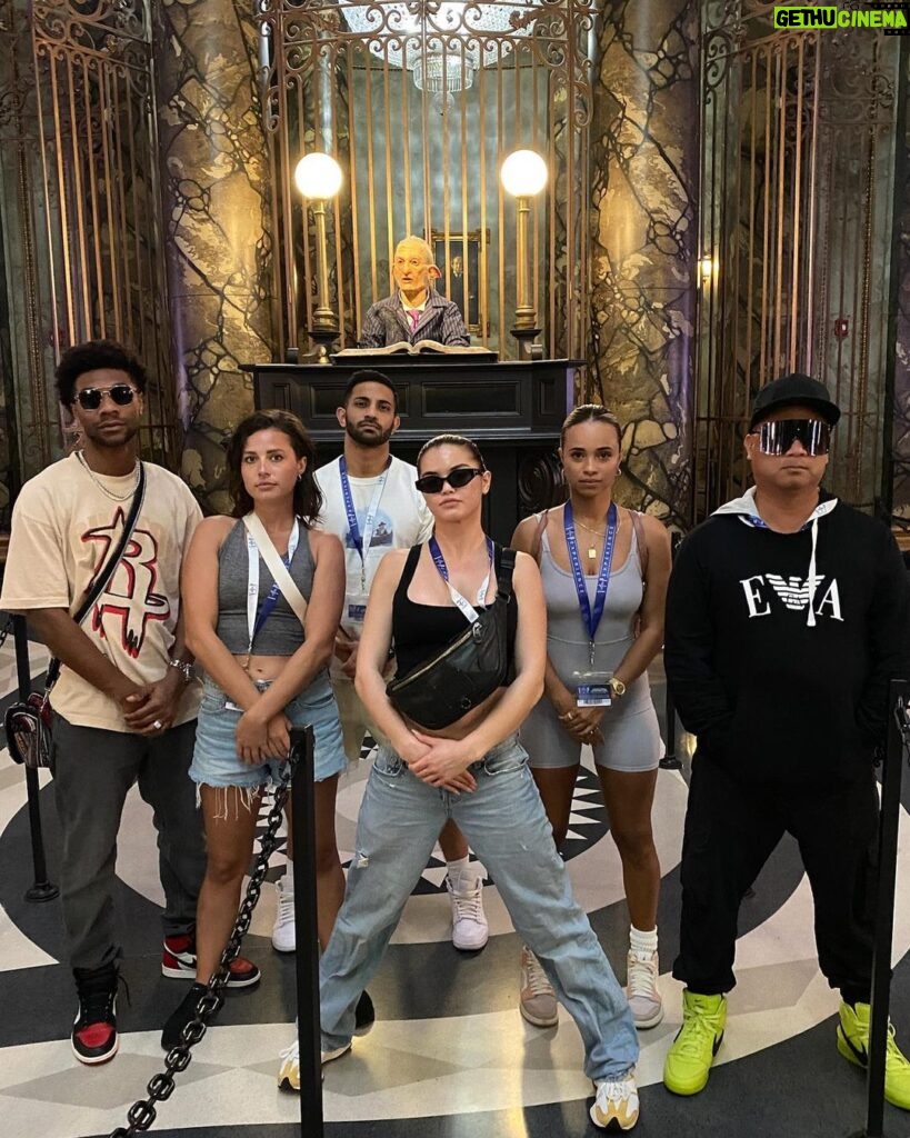 Jonathan Daviss Instagram - Shout out to the homies @universalorlando We were slumped at the end of the day 😂