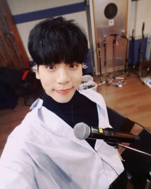 Jonghyun Instagram - 십분후에 라이브 방송 할거지롱