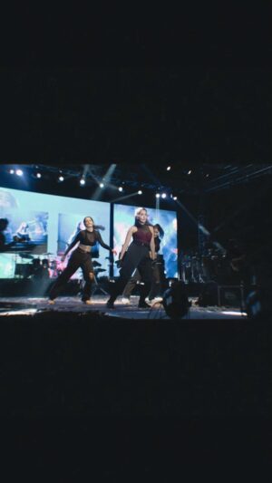 Jonita Gandhi Instagram - @vitap.university you brought the heat so hard last night that I needed to take a MOMENT 😮‍💨🔥

mahesh.babu.fever

🎥 @themediatronic