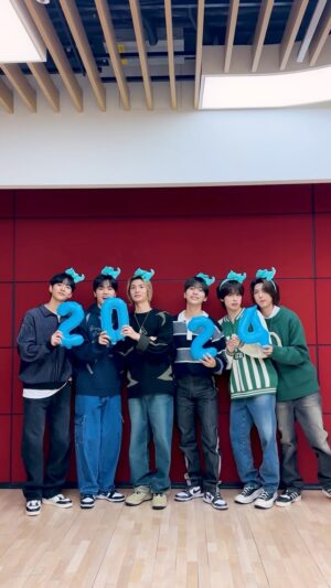 Jooyeon Instagram - Good Bye 2023👋 Hello 2024🙌 Happy New Year Villains🐉💙

#XdinaryHeroes #엑스디너리히어로즈
#WE_ARE_ALL_HEROES