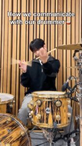 Jooyeon Instagram - How we communicate with our drummer🥁 #XdinaryHeroes #엑스디너리히어로즈 #건일 #Gunil #정수 #Jungsu #Ode #주연 #Jooyeon #WE_ARE_ALL_HEROES