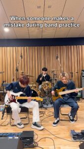 Jooyeon Instagram - POV: When someone makes a mistake during band practice🤔 #XdinaryHeroes #엑스디너리히어로즈 #WE_ARE_ALL_HEROES