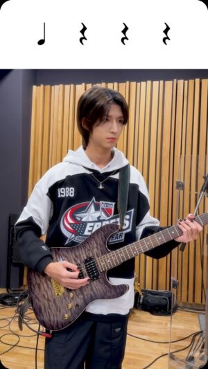 Jooyeon Instagram - Guitarist Rhythm Challenge🐰🎸

#XdinaryHeroes #엑스디너리히어로즈
#JunHan
#WE_ARE_ALL_HEROES
