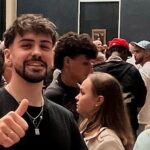 Jordan Rondelli Instagram – Première fois au Louvre, j’étais bouleversé par la Joconde comme on peut le voir. 

On la voit pas super bien mais j’ai zoomé dessus après et on voit mieux

Annecdote (je sais pas trop si c’est vrai) : Pendant 400 ans les gens en avaient rien a foutre de la Joconde, donc persévérez dans la vie si vous pensez avoir une bonne idée