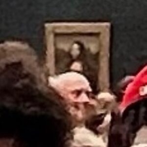 Jordan Rondelli Instagram - Première fois au Louvre, j’étais bouleversé par la Joconde comme on peut le voir. 

On la voit pas super bien mais j’ai zoomé dessus après et on voit mieux

Annecdote (je sais pas trop si c’est vrai) : Pendant 400 ans les gens en avaient rien a foutre de la Joconde, donc persévérez dans la vie si vous pensez avoir une bonne idée