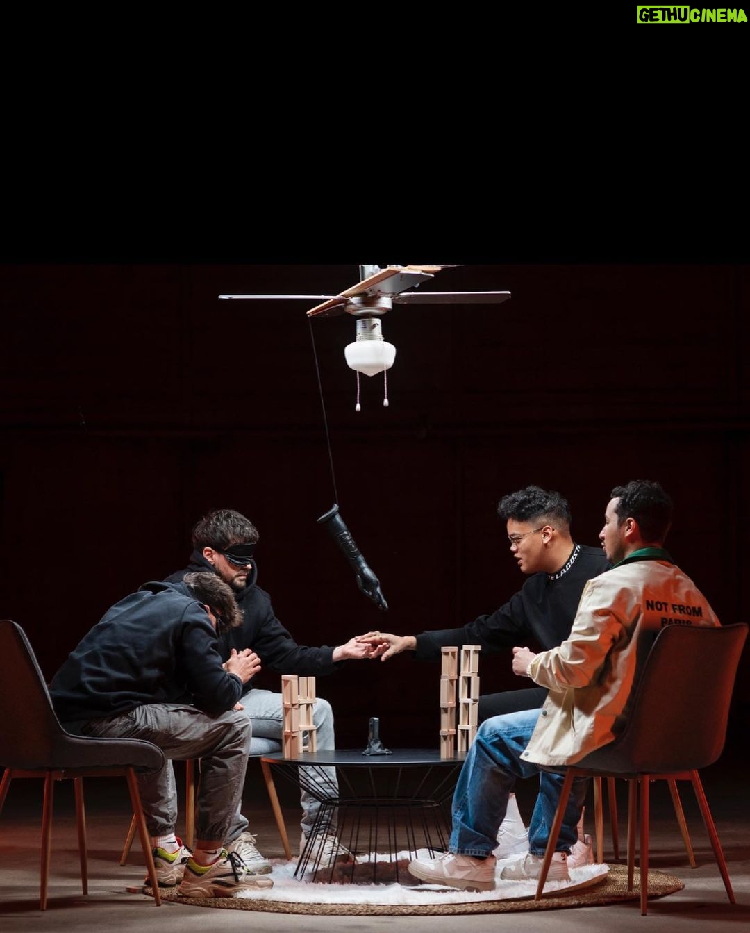 Jordan Rondelli Instagram - A la base c’était des photos pour la miniature, mais ça résume bien le concept 😭 (surtout la dernière)