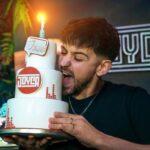 Jordan Rondelli Instagram - 7 ans de vidéos aujourd’hui 🔥🎬 J’ai fait un petit discours en 240p, merci @mrhibz 📸 Merci l’équipe pour la surprise ❤️🔥